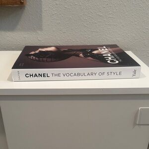 CHANEL Black and White Style Book